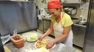 Si preparano le pizze da servire ai tavoli