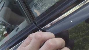Ladri in azione sulle auto in sosta