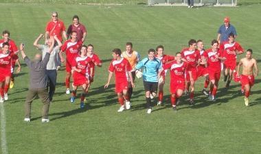 La festa in campo della formazione Juniores dellUrbino Taccola 