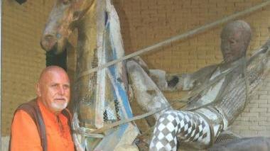 L’artista Giglielmo Malato con una delle sue opere