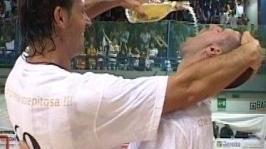 <b>BRINDISI.</b> Enrico Mariotti «invita» a bere capitan Palagi