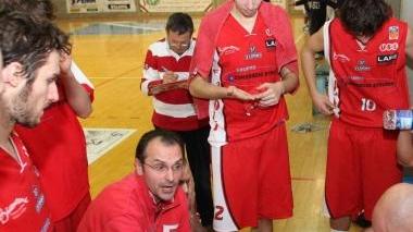 Qui sopra il coach biancorosso Francesco Mazzoni mentre tiene a rapporto i suoi allievi durante un time out Nella foto in alto il gruppo dell’Use che ha affrontanto le fatiche del campionato di B dilettanti della stagione 2010/2011