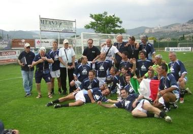In basso mister Rebughini; a destra i giocatori della selezione massese festeggiano dopo la vittoria nella finale over 40 contro la squadra senese 