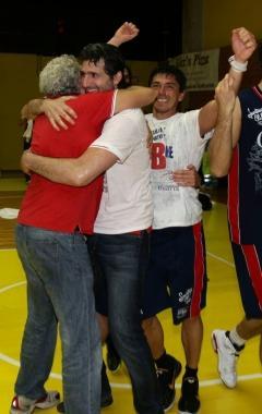Coach Angelucci abbracciato a Niccolai e dietro Bonora 
