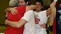 Coach Angelucci abbracciato a Niccolai e dietro Bonora