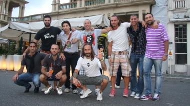 <b>BRINDISI IN PASSEGGIATA.</b> Ieri pomeriggio i giocatori si sono ritrovati in Passeggiata quasi al completo per un brindisi allo scudetto appena conquistato: stavolta niente pattini a rotelle né mazze...