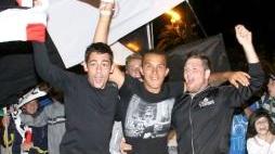 <b>SCIARPE AL VENTO.</b> I tifosi più caldi mostrano le sciarpe bianconere