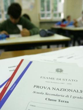 Ragazzi impegnati a scuola in una prova desame 