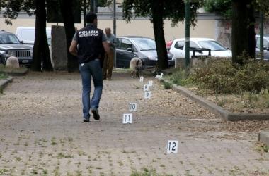 <b>VIOLENZA.</b> I rilievi della polizia scientifica dopo laccoltellamento in piazza Piave 