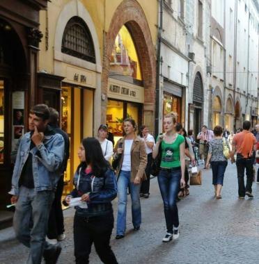 Lo shopping in via Fillungo (Vip)   