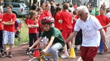 Alcuni alunni di quinta durante la prova di judo e, sotto in bicicletta