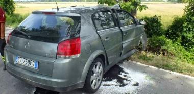 Lauto finita contro un albero e, a destra, la vittima: Armando Marcelletti  