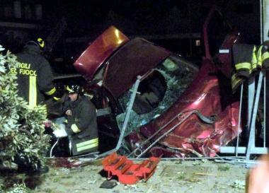 A destra lAlfa 156 distrutta ha concluso la sua corsa nel cortile del concessionario Autocentro  