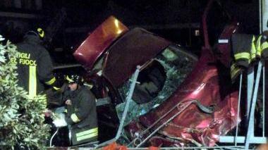 A destra l’Alfa 156 distrutta ha concluso la sua corsa nel cortile del concessionario Autocentro