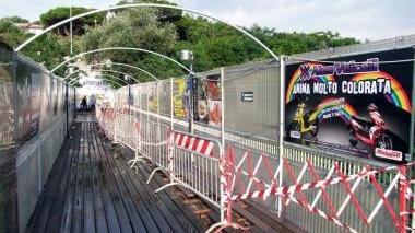 La passerella pedonale che attraversa la stazione di San Vincenzo