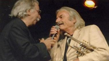 Afo Sartori (a sinistra) mentre intervista Enrico Rava