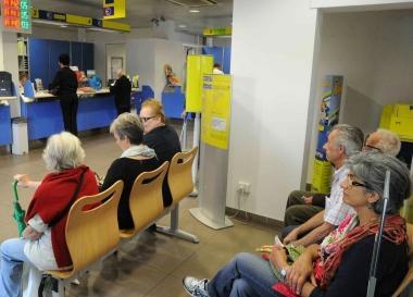 Utenti allufficio postale di viale Adua A destra c&egrave; chi aspetta fuori della porta 