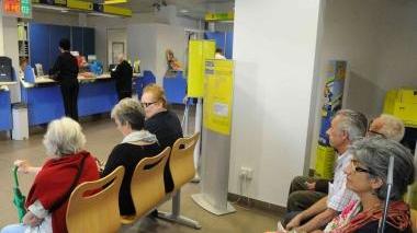 Utenti all’ufficio postale di viale Adua A destra c’è chi aspetta fuori della porta