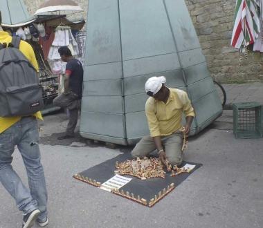 Un venditore in piazza Manin 