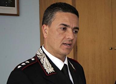 Un tentativo di effrazione alla portiera di unauto A sinistra il capitano Enrico Vellucci 