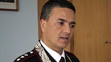 Un tentativo di effrazione alla portiera di un’auto A sinistra il capitano Enrico Vellucci