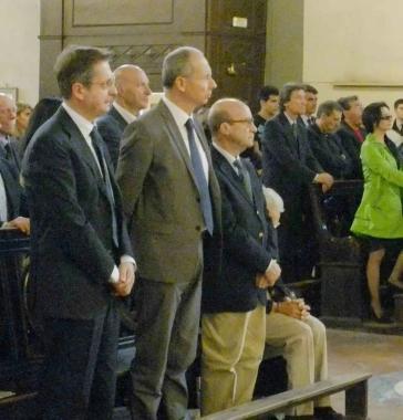 Le autorità e gli amici durante il rito funebre La bara fuori della chiesa e uno striscione degli ultras