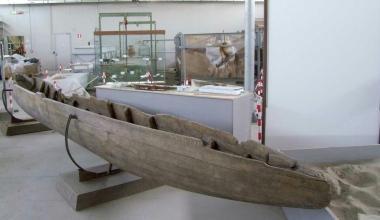 Una delle navi romane in fase di restauro