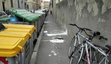 La vernice sul marciapiede di via degli asili