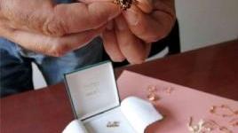 Donna sorpresa con gioielli rubati la polizia cerca i proprietari