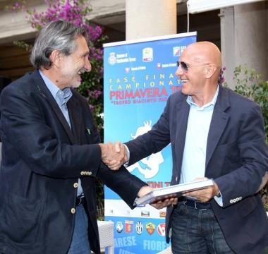 Sacchi premiato dal sindaco Bellandi al Gambrinus 