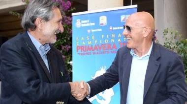Sacchi premiato dal sindaco Bellandi al Gambrinus