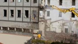 Cominciati ieri mattina i lavori di demolizione del vecchio edificio delle Poste in piazza S. Marco