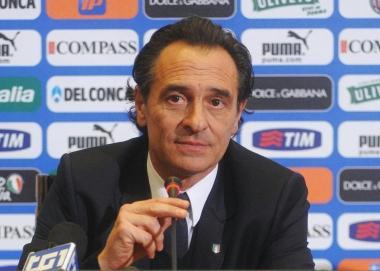 Il ct Prandelli ha donato tre maglie 