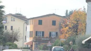 Niente marciapiedi lungo la strada