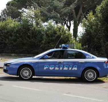 Finti corrieri derubano due negozianti