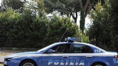 Finti corrieri derubano due negozianti