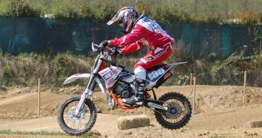 Il piccolo Matteo Menchelli in sella alla sua moto da cross 