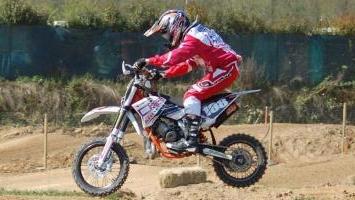 Il piccolo Matteo Menchelli in sella alla sua moto da cross