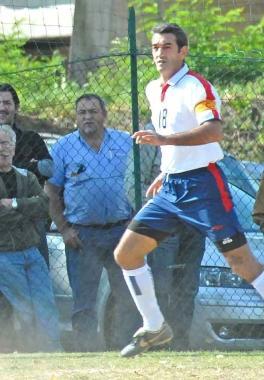 Domenico Piras con la fascia di capitano    