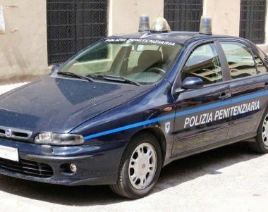 Un mezzo della polizia penitenziaria 