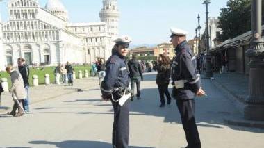 Controlli dei vigili urbani in piazza dei Miracoli