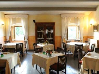 I tavoli nella sala principale 