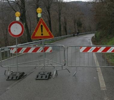 La strada bloccata dalla frana   