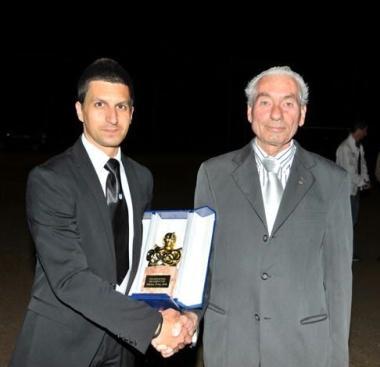 Gianni Bichisecchi, vincitore del Pulcino dOro dellanno passato, premiato da Ennio Casini     