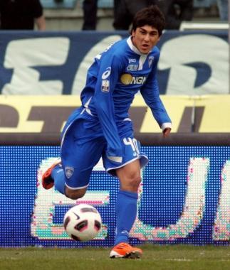 A sinistra Fernando Forestieri in azione con la maglia dellEmpoli Litalo-argentino &egrave; in attesa di conoscere il suo destino: oggi &egrave; in compropriet&agrave; fra Genoa e Udinese ma potrebbe restare alla corte di Aglietti per un altro anno 