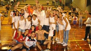 <b>IN MEZZO AL CAMPO.</b> La squadra con i tifosi arrivati a Firenze
