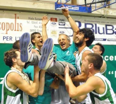 Paolo Cosimi portato in trionfo dai sui ragazzi 