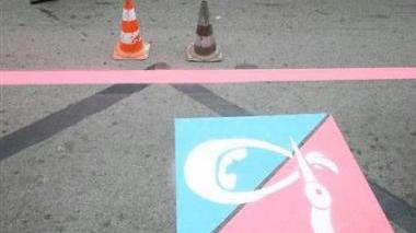 Strisce rosa con cicogna: parcheggio riservato a donne in gravidanza