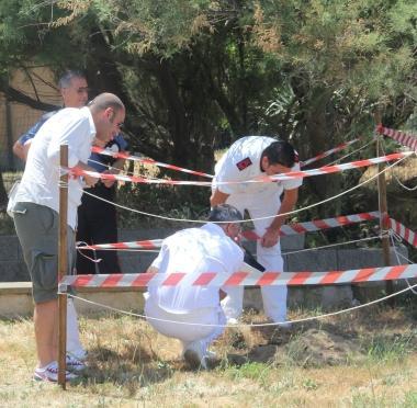 <b>BOMBA?</b> La guardia costiera osserva la buca. Qui sopra loggetto misterioso 