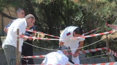 <b>BOMBA?</b> La guardia costiera osserva la buca. Qui sopra l’oggetto misterioso